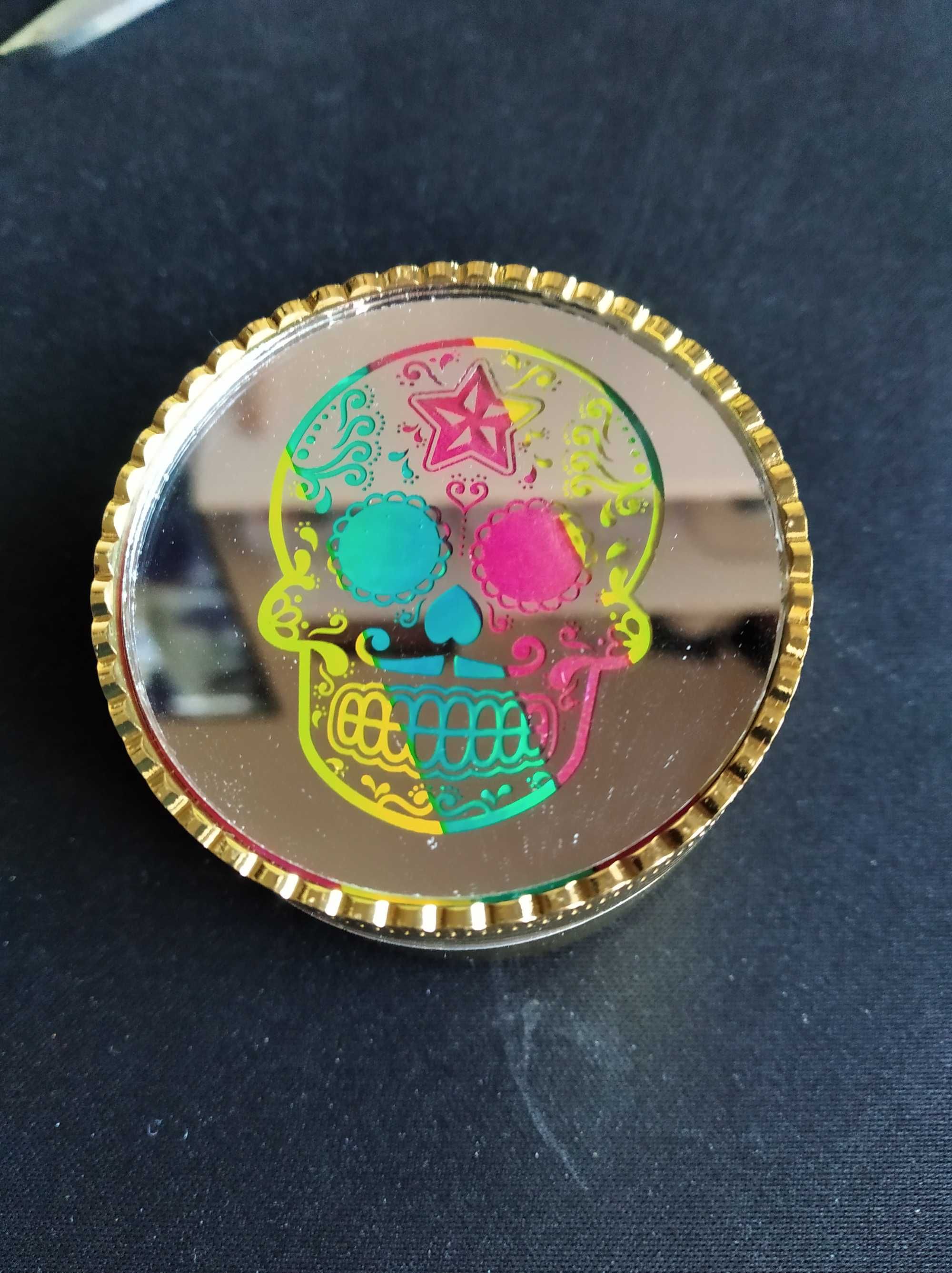 Grinder caveira em metal dourado