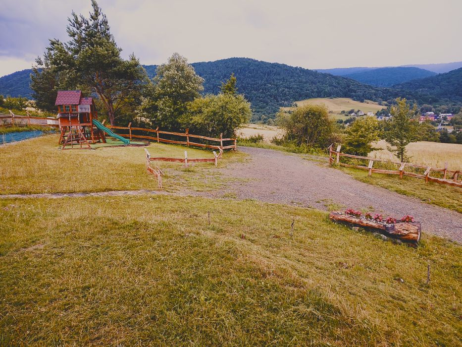 Domek nad jeziorem w górach Beskid Niski Góry Kulig Narty Ferie zimowe