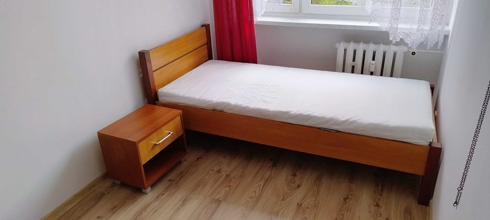 Łóżko z szafką, materacem ÅFJÄLL 90x200 i stelażem.