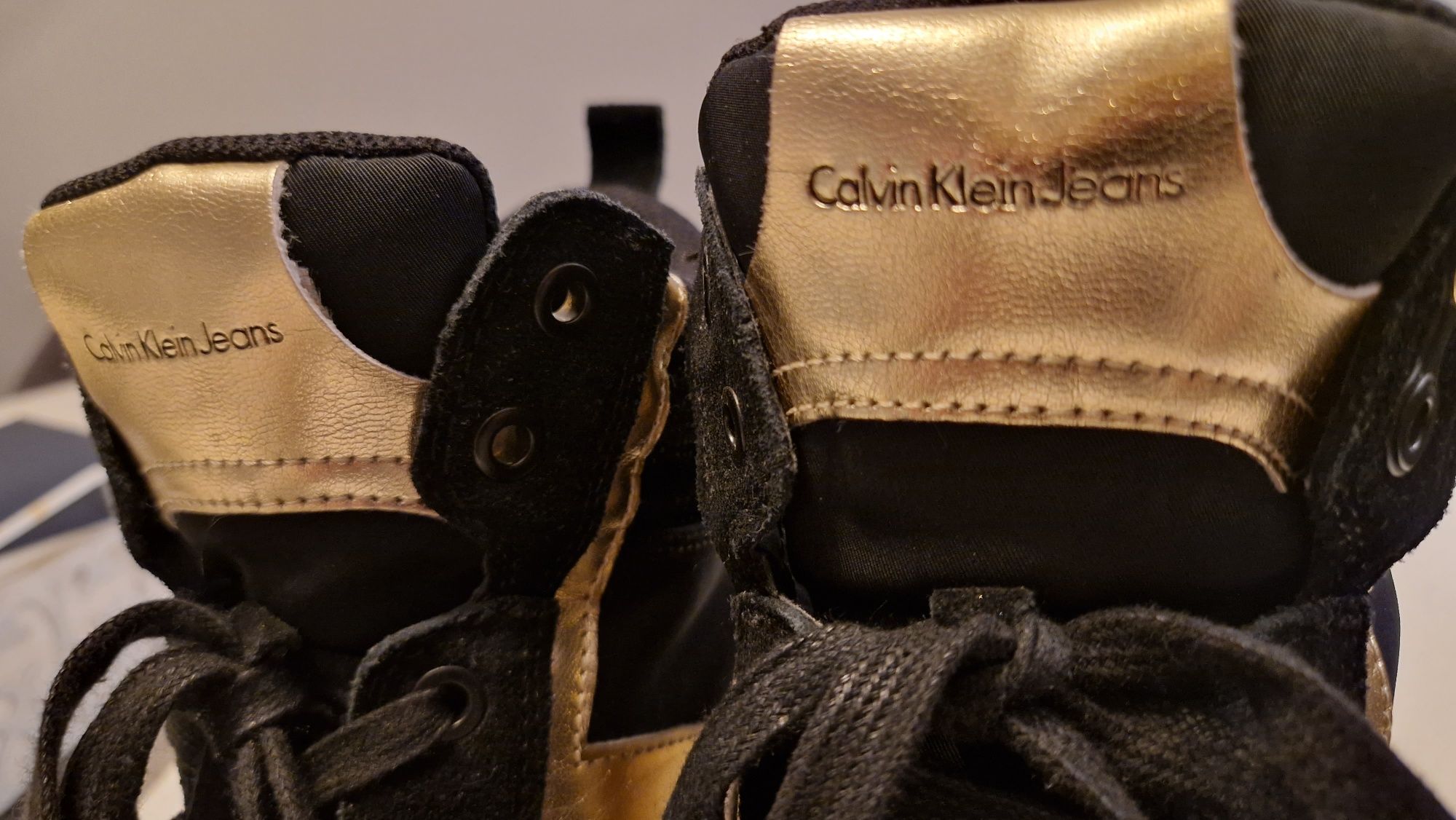 Buty Calvin Klein Beth czarno zlote sneakersy na koturnie 41