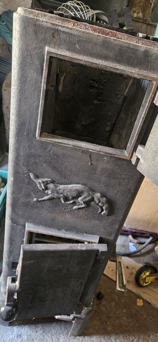 Zabytkowy Kominek wolnostojący koza żeliwny
