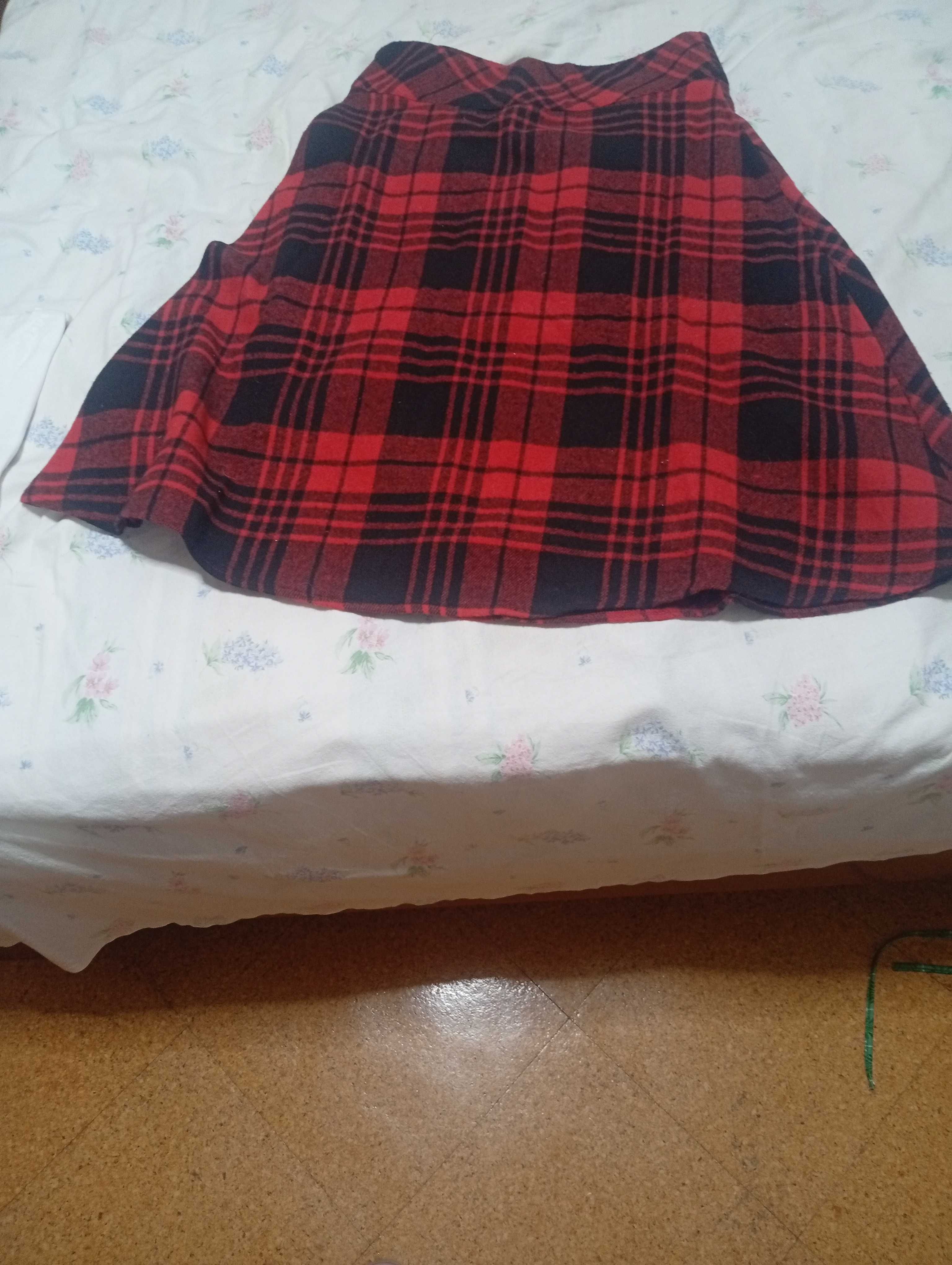 Vestido e saia aos quadradinhos