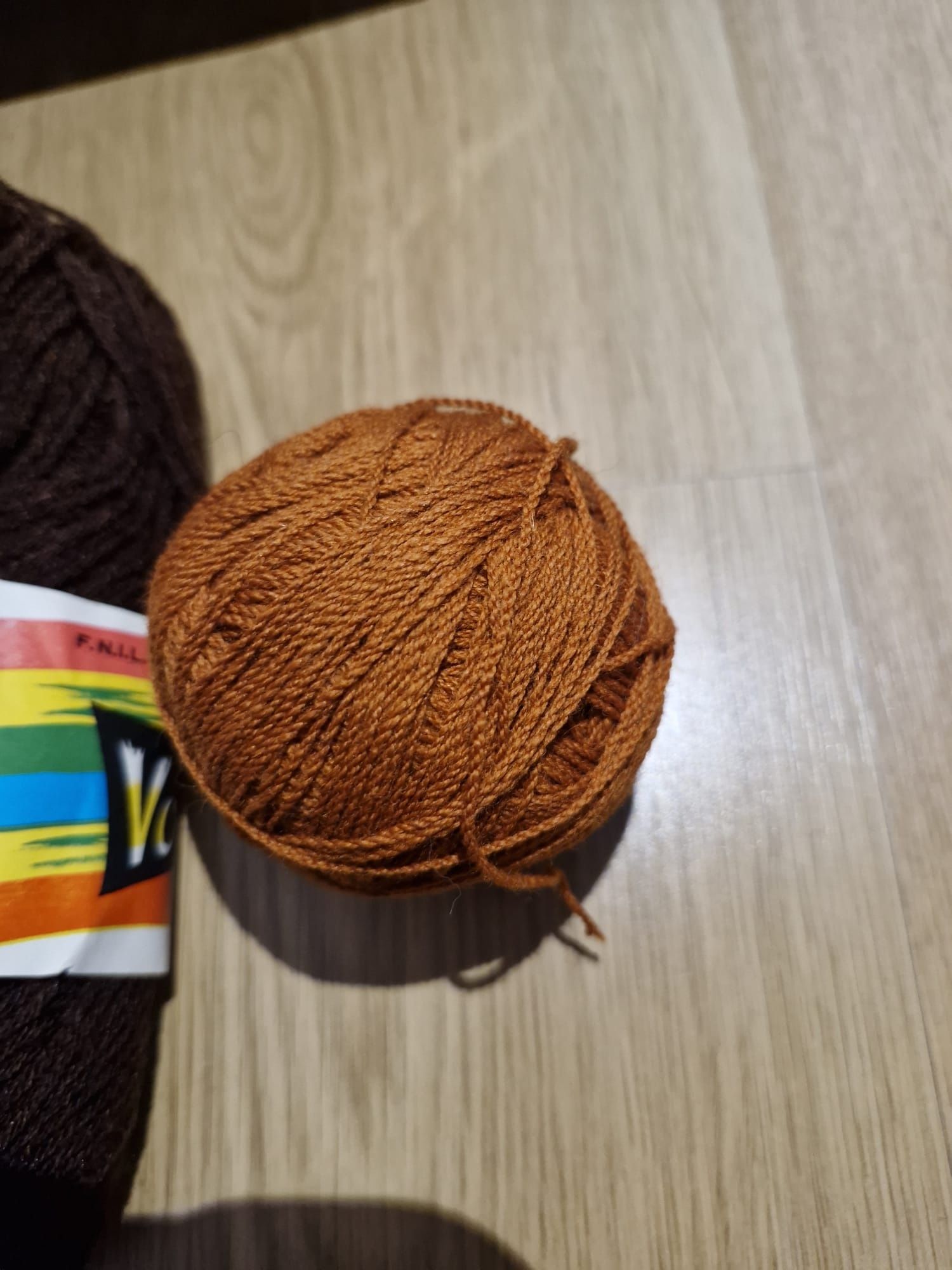 Conjunto de novelos e meadas de lã