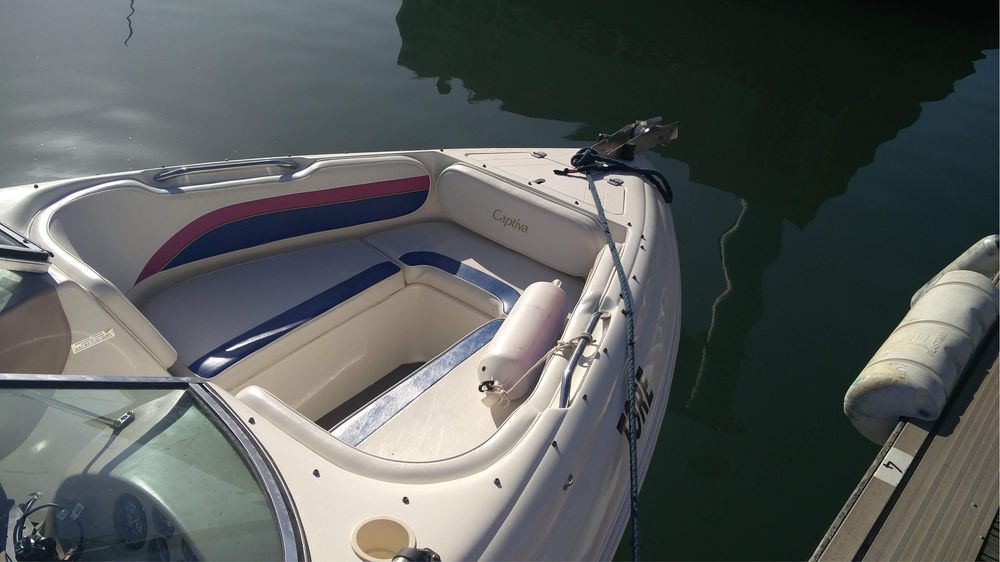 Barco bow rider Rinker Captiva 212 proa aberta, reboque, aceito retoma