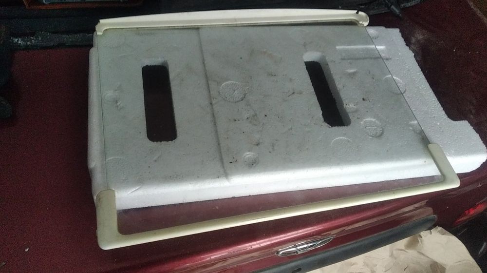 Продается стеклянная полка для холодильника размером 35,5 х 47,5 см.