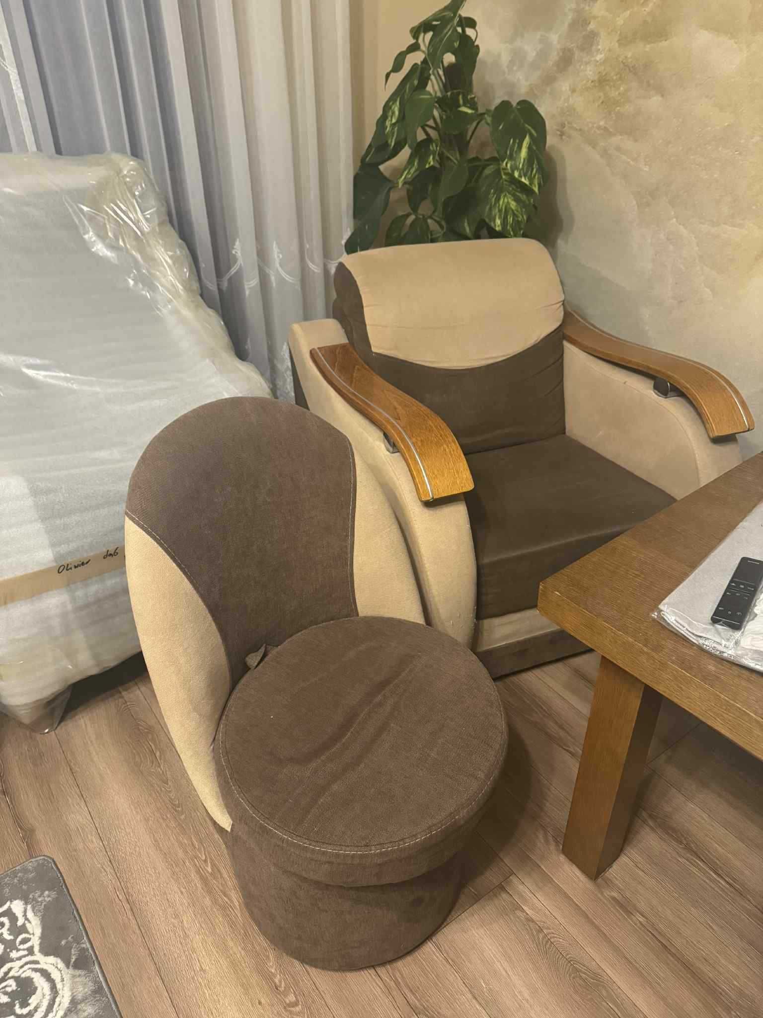 Komplet mebli – kanapa rozkładana, 2 fotele, pufa