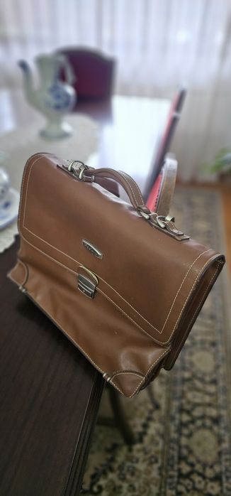 Pasta em pele com alça