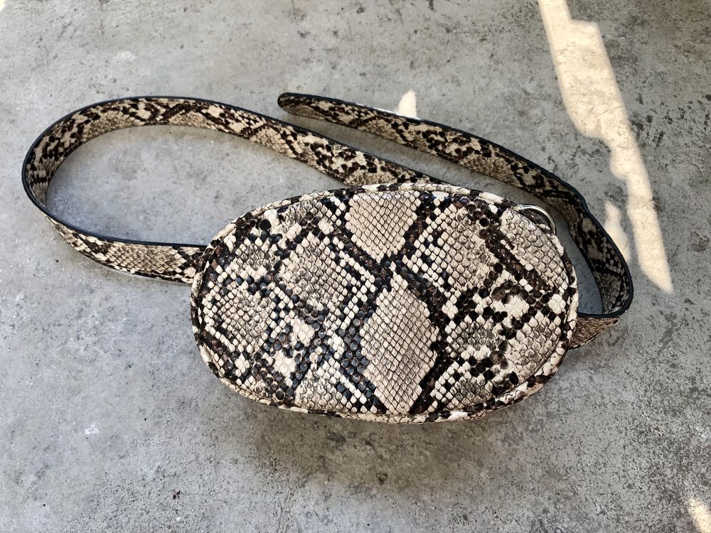 Torebka na pasku nerka saszetka Stradivarius wąż snake print mini