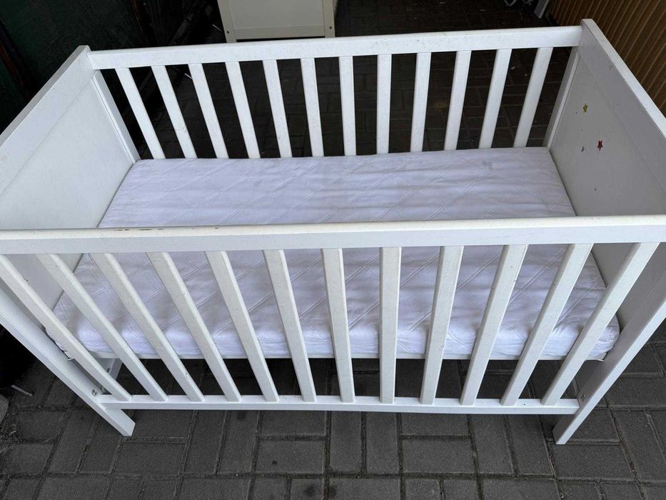 Białe Drewniane Łóżeczko Niemowlęce