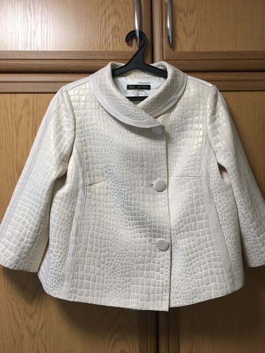 Красивый пиджак. Рисунок ткани-эмитац. кожи.