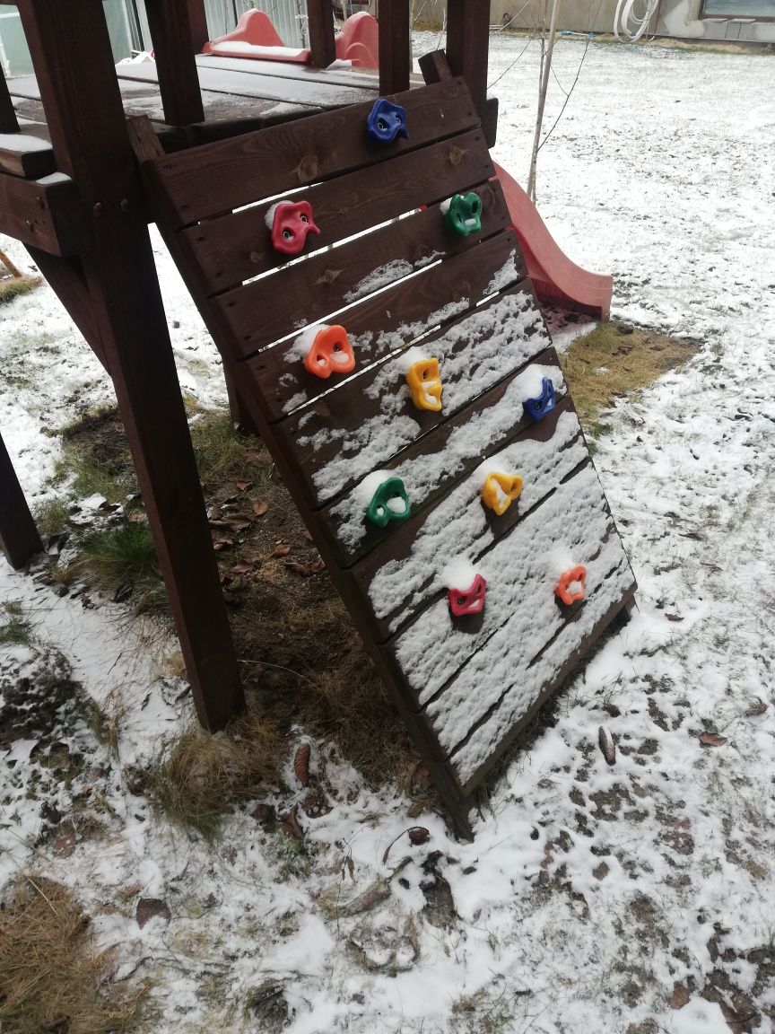 Drewniany plac zabaw dla dzieci, zjeżdżalnia, ślizg, wspinaczka, domek