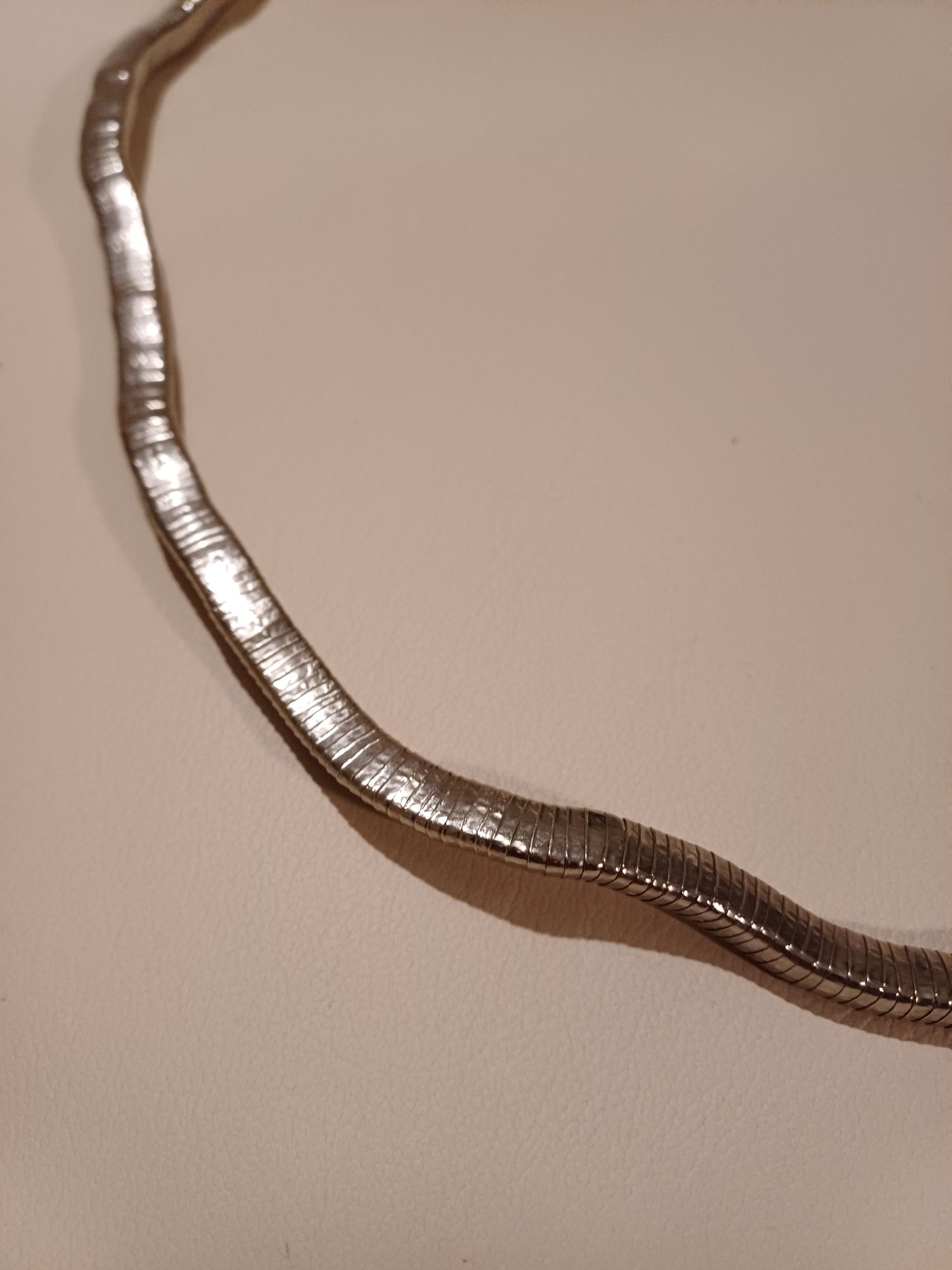 Colar cobra, maleável, prateado - muito original