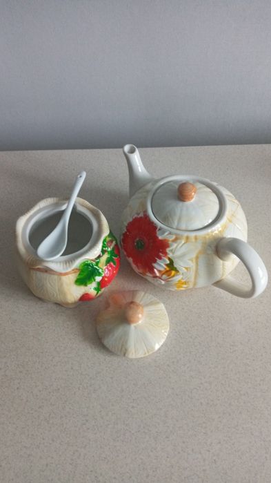 Продам заварник и сахарницу.