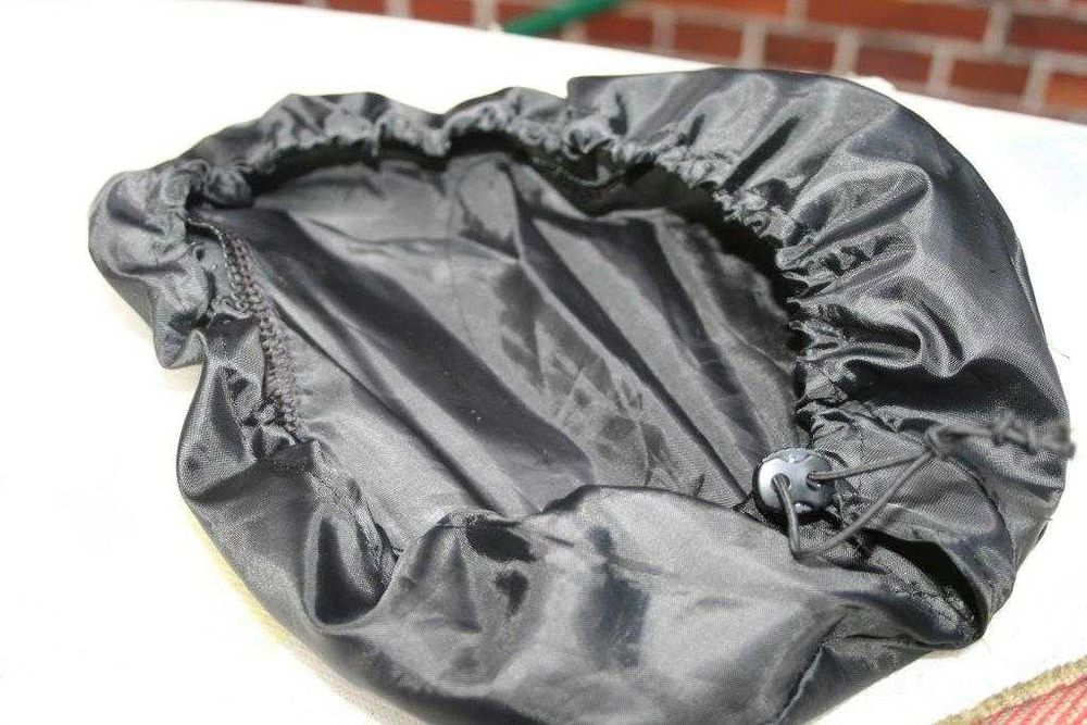 czarny pokrowiec na siodełko do roweru ortalionu zero waste uniwesalne