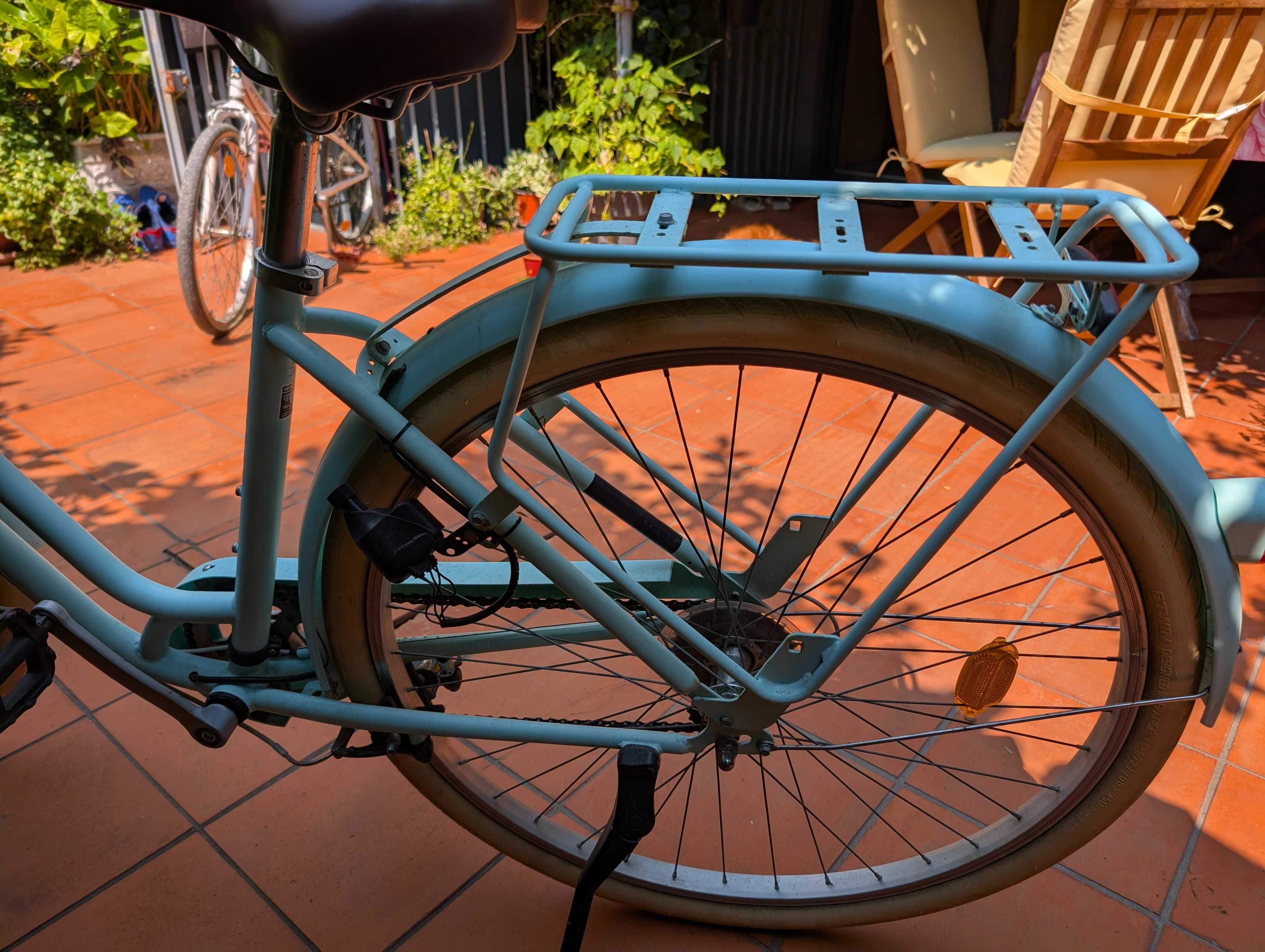 Bicicleta Decathlon de cidade, modelo clássico.