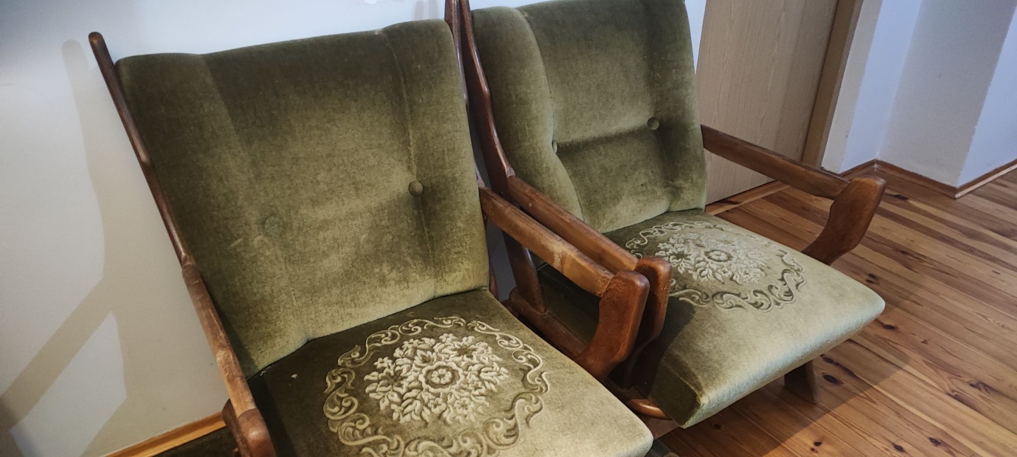 Fotel z drewnianymi elementami