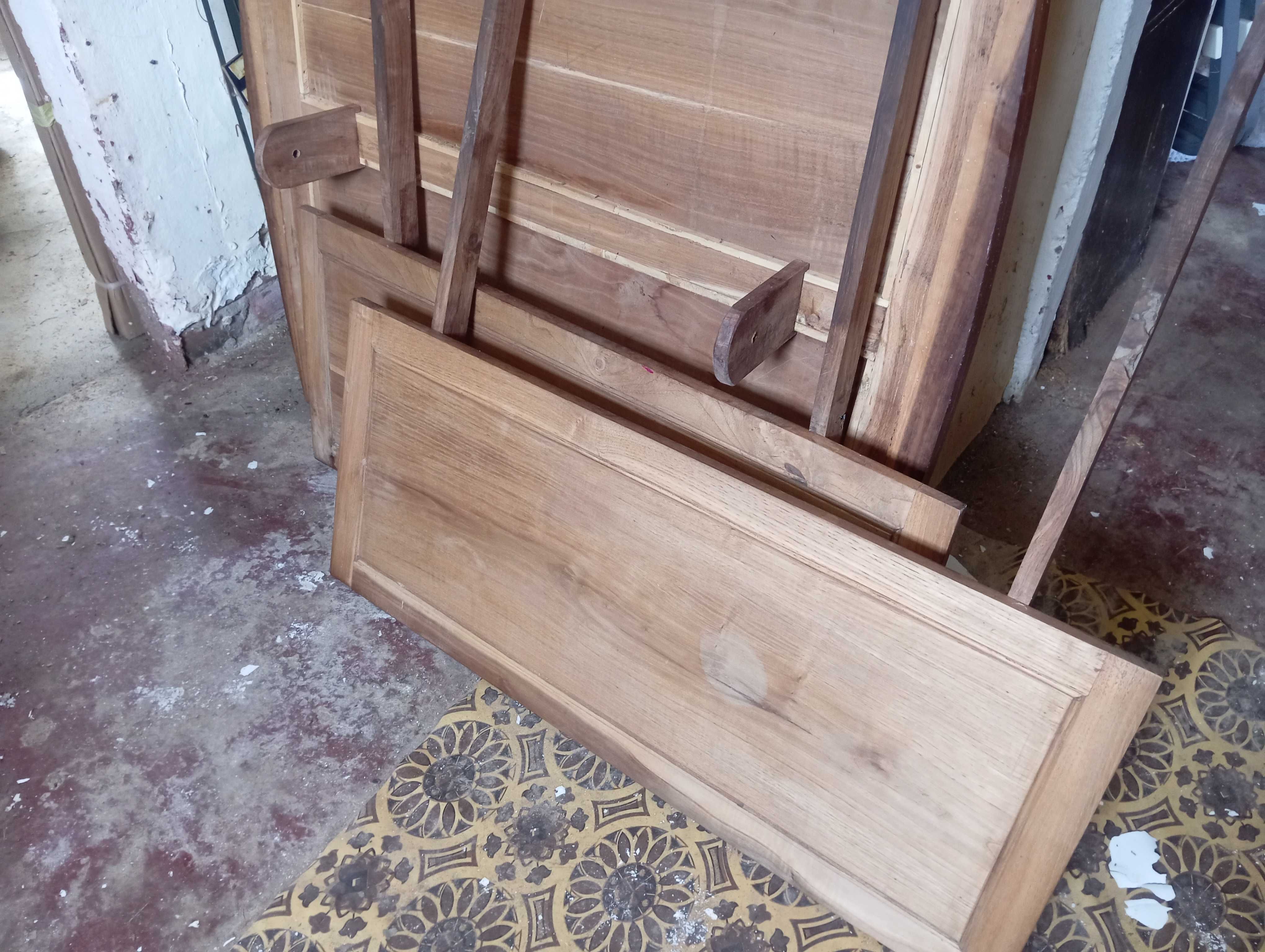 Mesa de sala de jantar antiga com cadeiras trabalhadas