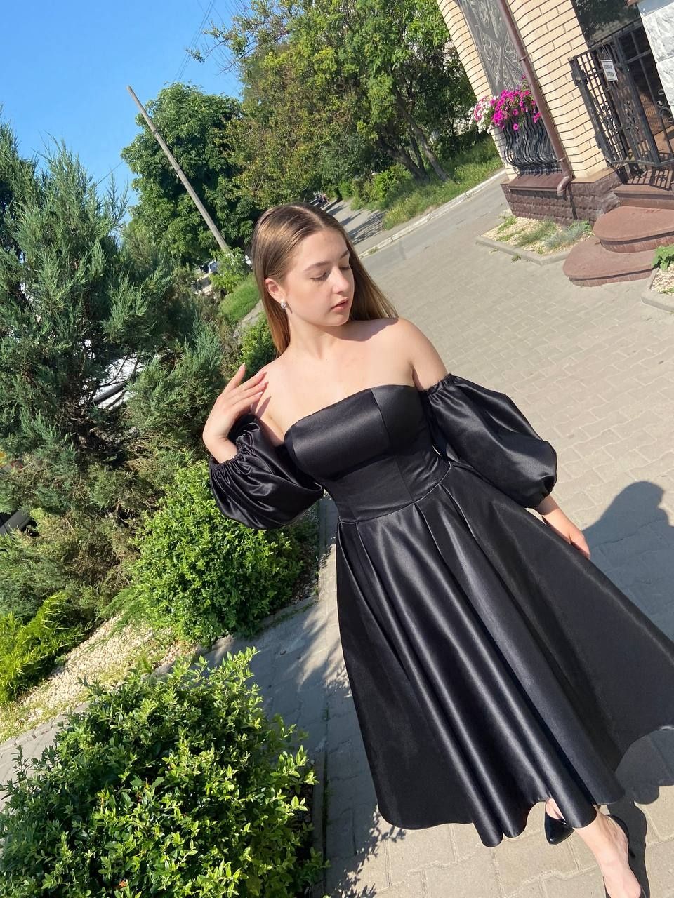 Корсетна чорна сукня