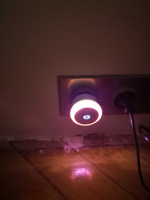 Lampka nocna LED w kolorze niebieskim lub czerwonym