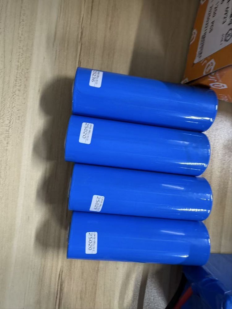 Аккумуляторы LiFePO4 46135 (25Ah, 3.2V) от компании CATL.