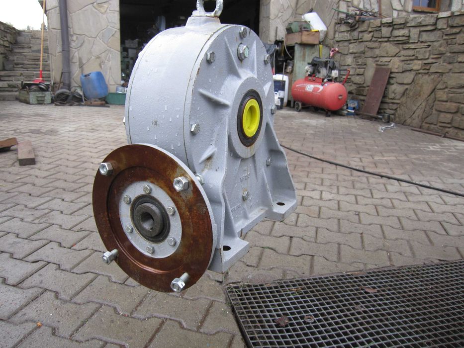 Przekładnia ślimakowa kątowa motoreduktor vf150