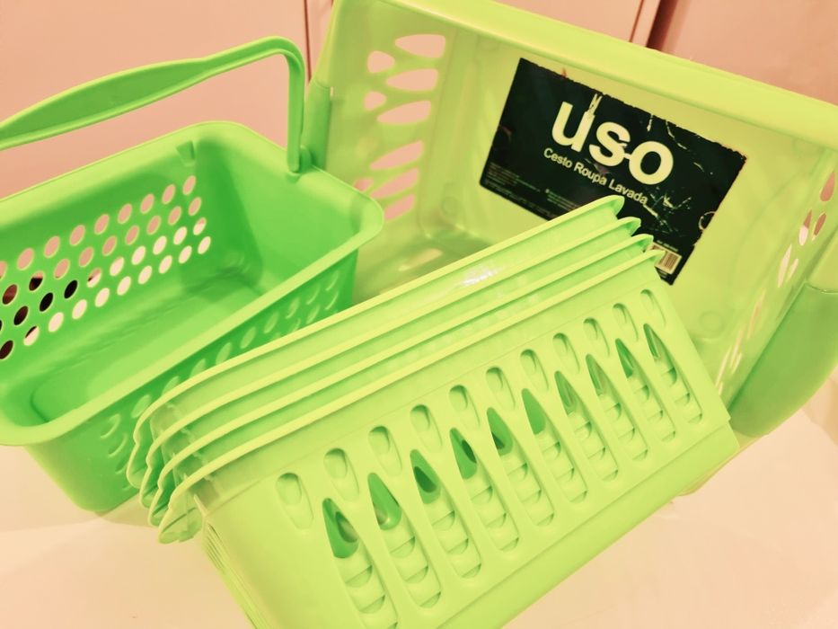Lote de pequenos cestos em plástico verde. Como novos.