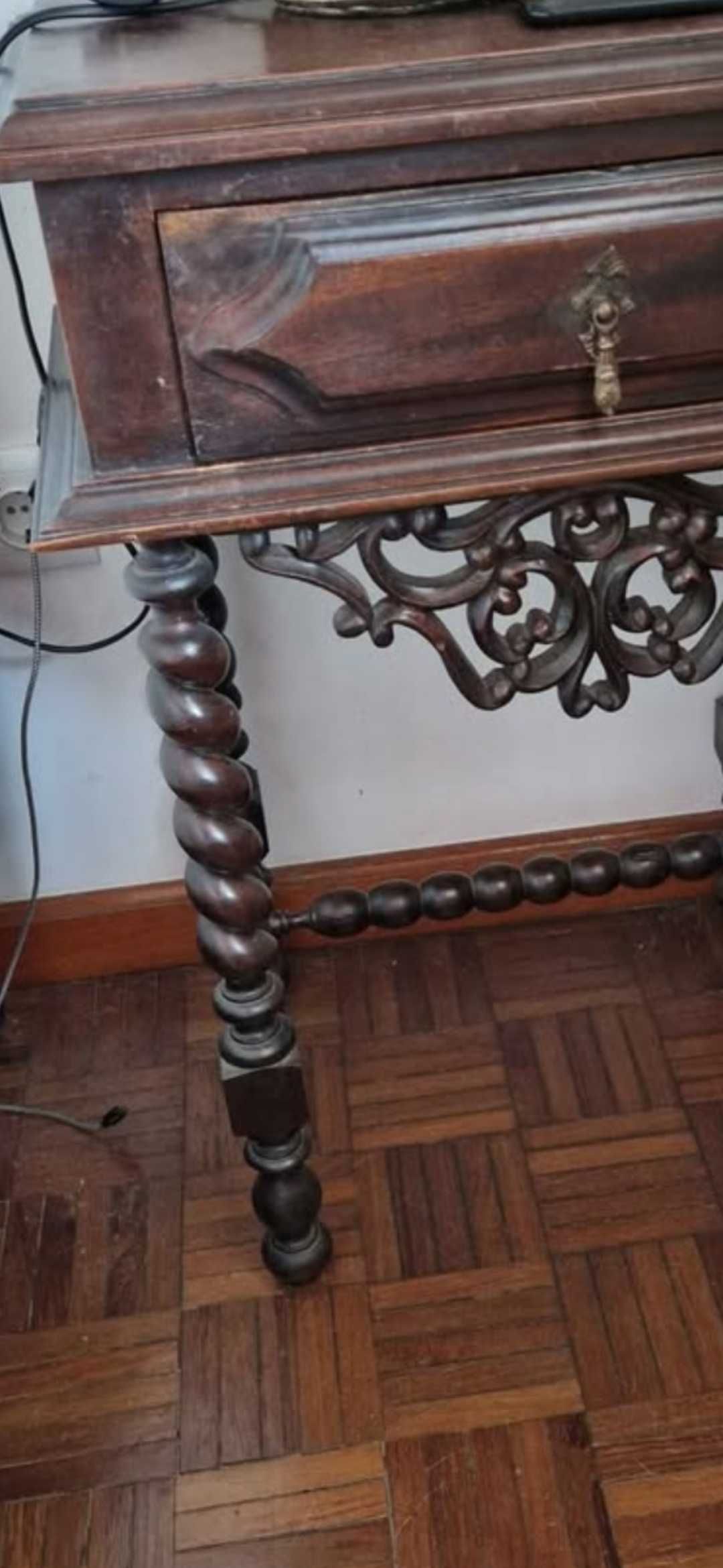 Cama em madeira maciça entalhada à mão com 2 mesinhas de cabeceira