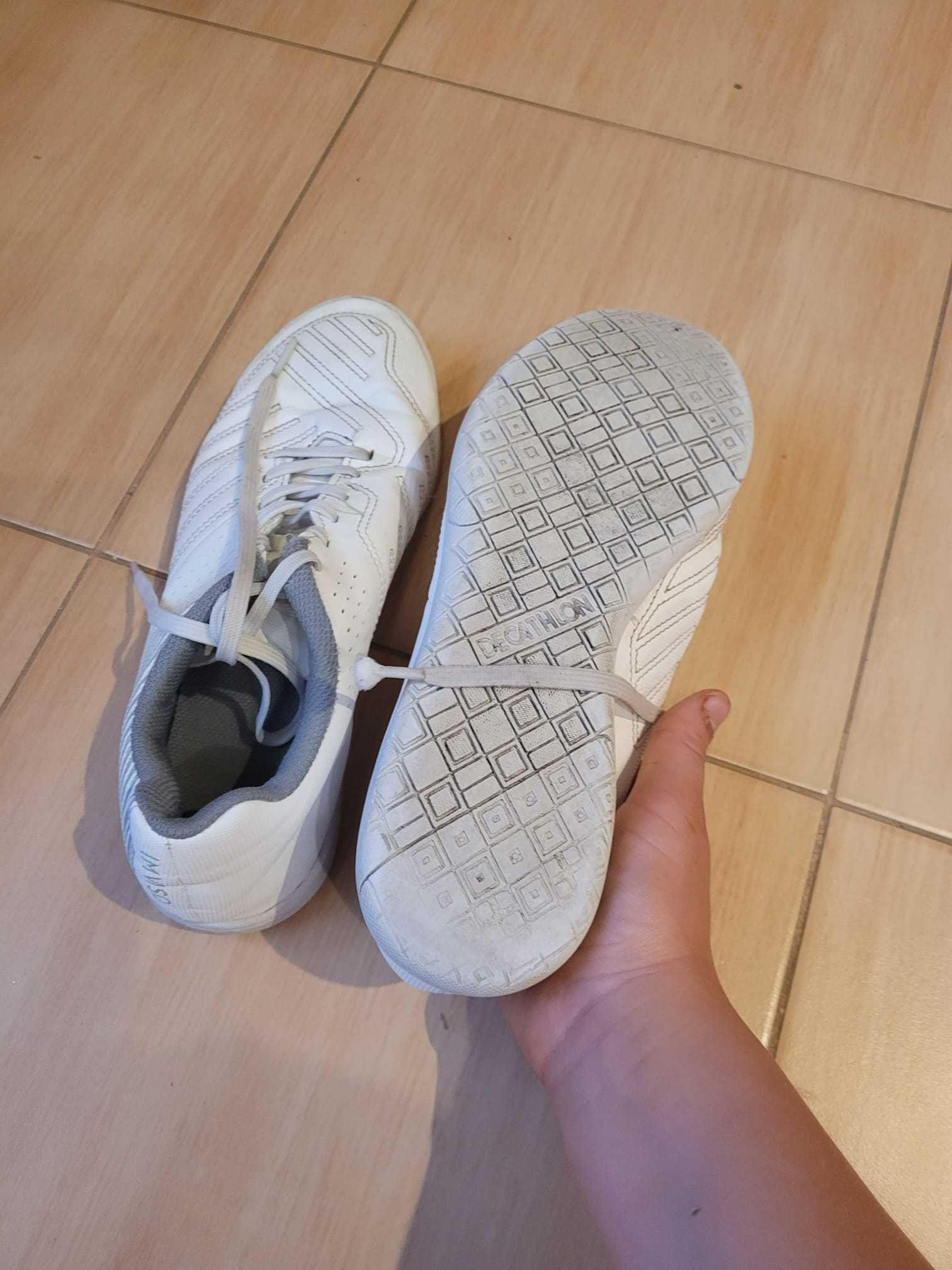 Buty sportowe do piłki nożnej r. 39 Decathlon
