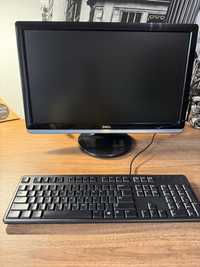 Komputer z monitorem oraz klawiatura