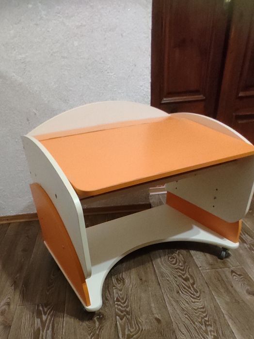 Стіл та стільчик