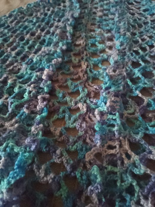 Шаль в'язана гачком блакитно фіолетового кольору . Ручної роботи .