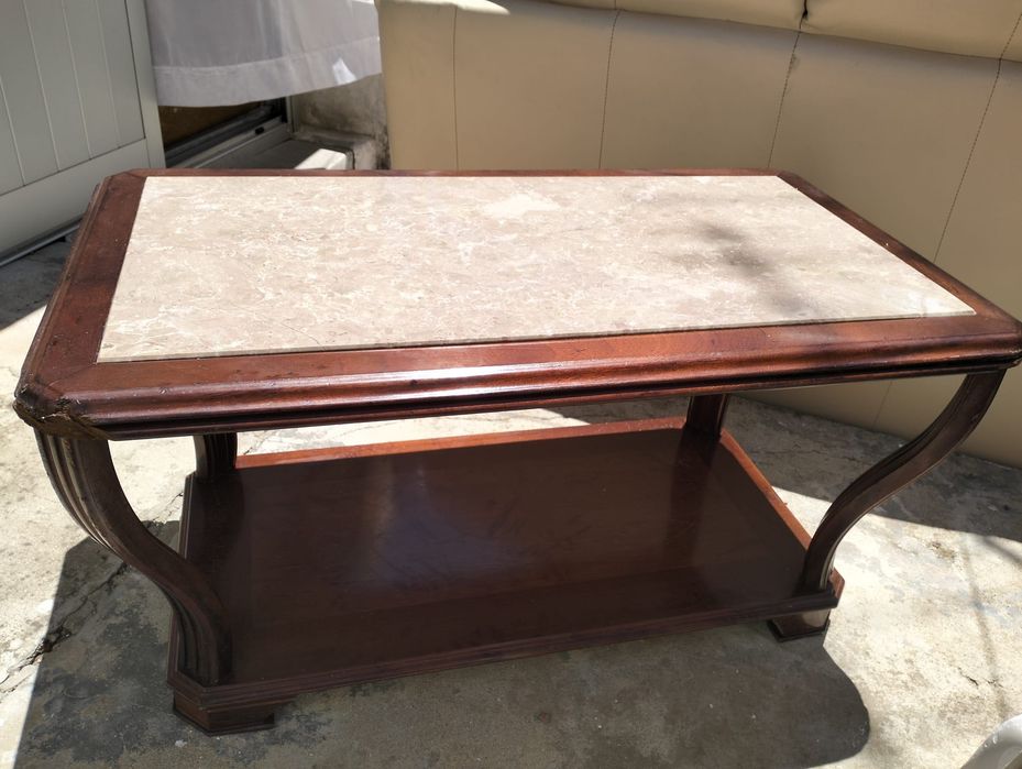 Mesa de madeira e pedra