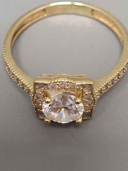 Elegancki, bogato zdobiony pierścionek zaręczynowy