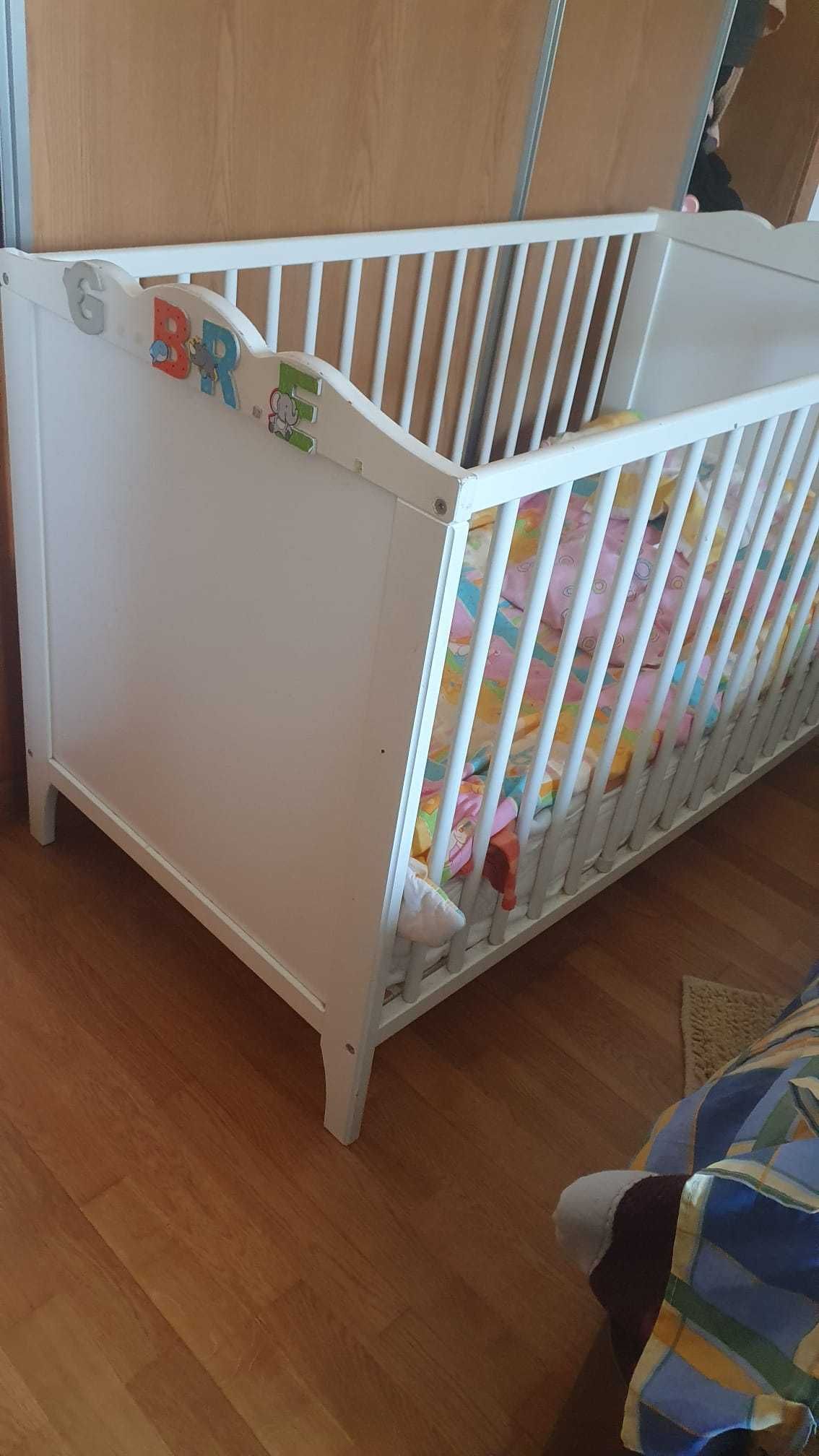 Cama branca de bébé com oferta do colchão