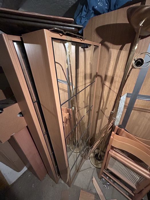 2 szafki na buty ze szklanymi frontami