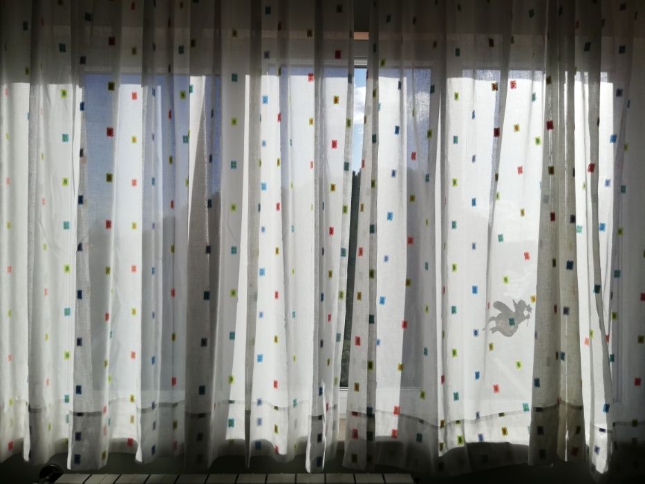 Colcha ou edredão leve e Cortinas - quarto criança - o conjunto