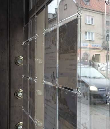 PREZENTER wiszący na ogłoszenia - biuro turystyczne / nieruchomości