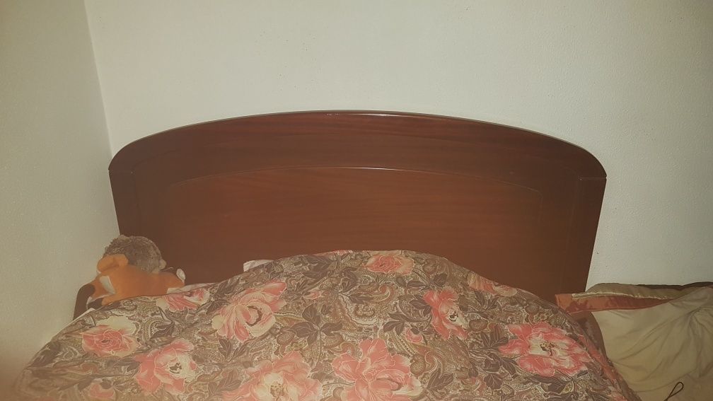 Cama de casal,mesinhas