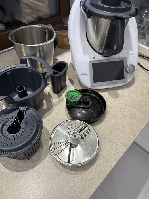 11 miesieczny Tm6 z dodatkami( misa naklafka , noze,spiralizer nowe