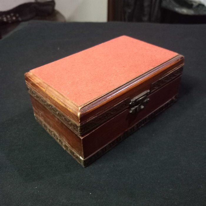 Pequena caixa em madeira