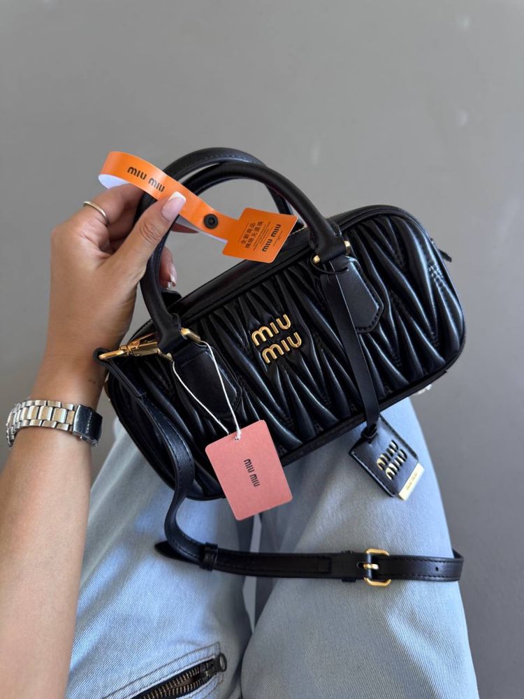 Шкіряна сумка miu miu