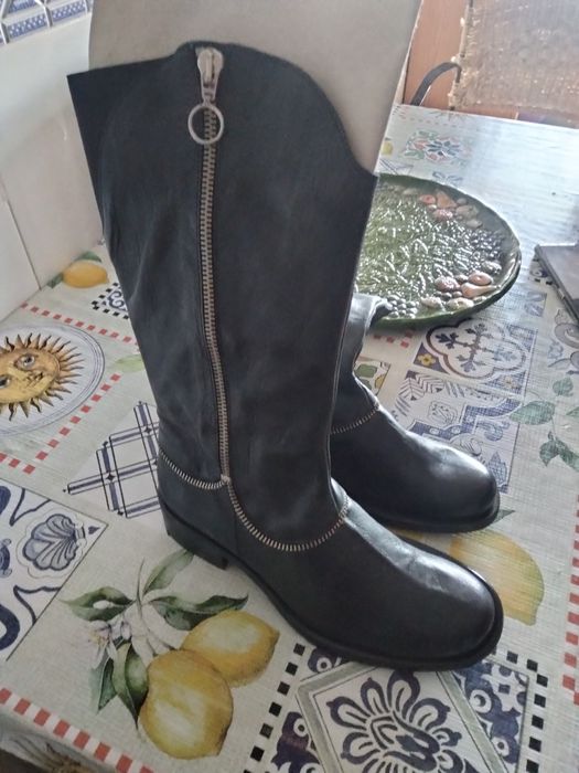 Botas cano alto Pretas em pele Charles N 36 NOVAS