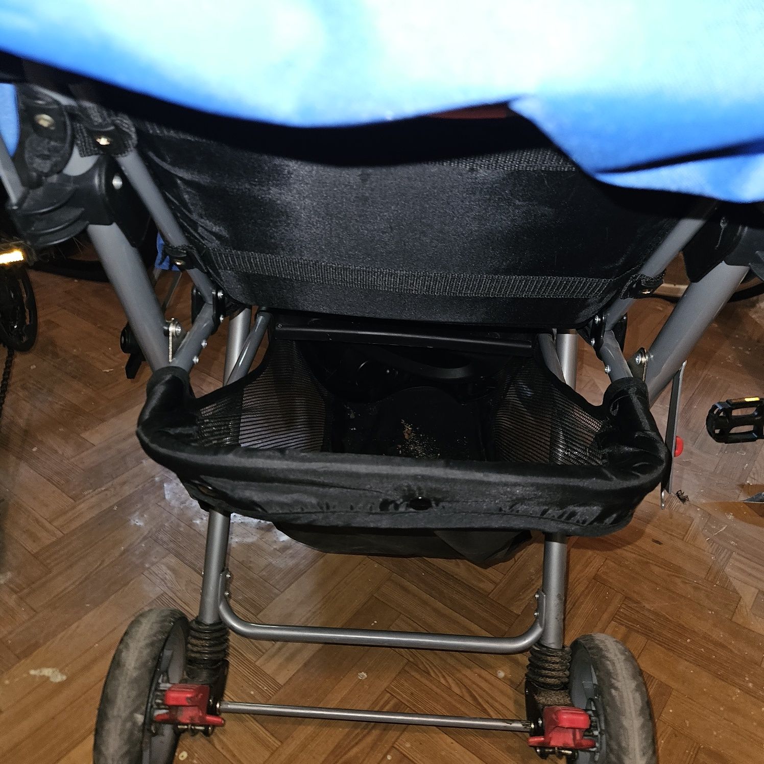 Wózek podwójny z przodu spacerowy z tyłu siedzenie i leżenie.