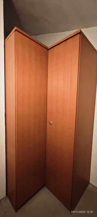 Vendo roupeiro de canto, em madeira Faia, em bom estado.