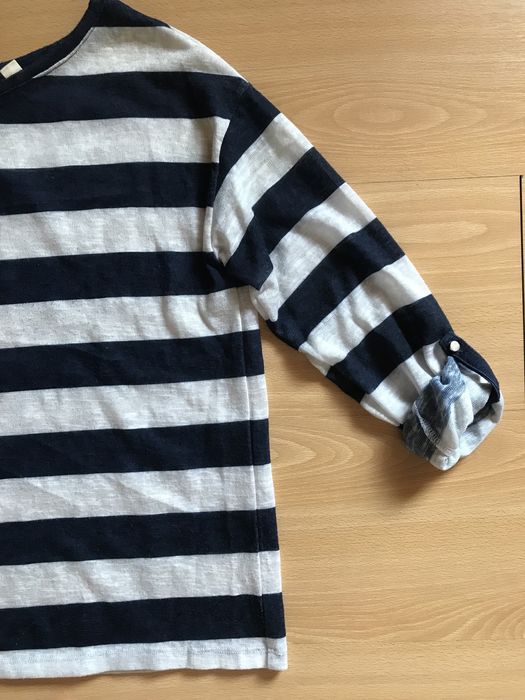 Camisola às riscas azul e branca