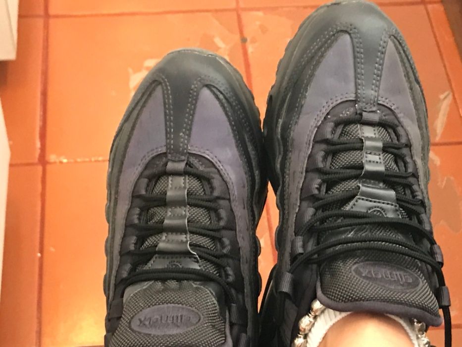 Ténis NIKE que brilham com a luz