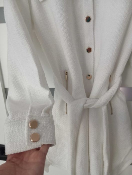 Biały płaszcz narzutka Mohito S 36 złote guziki z paskiem