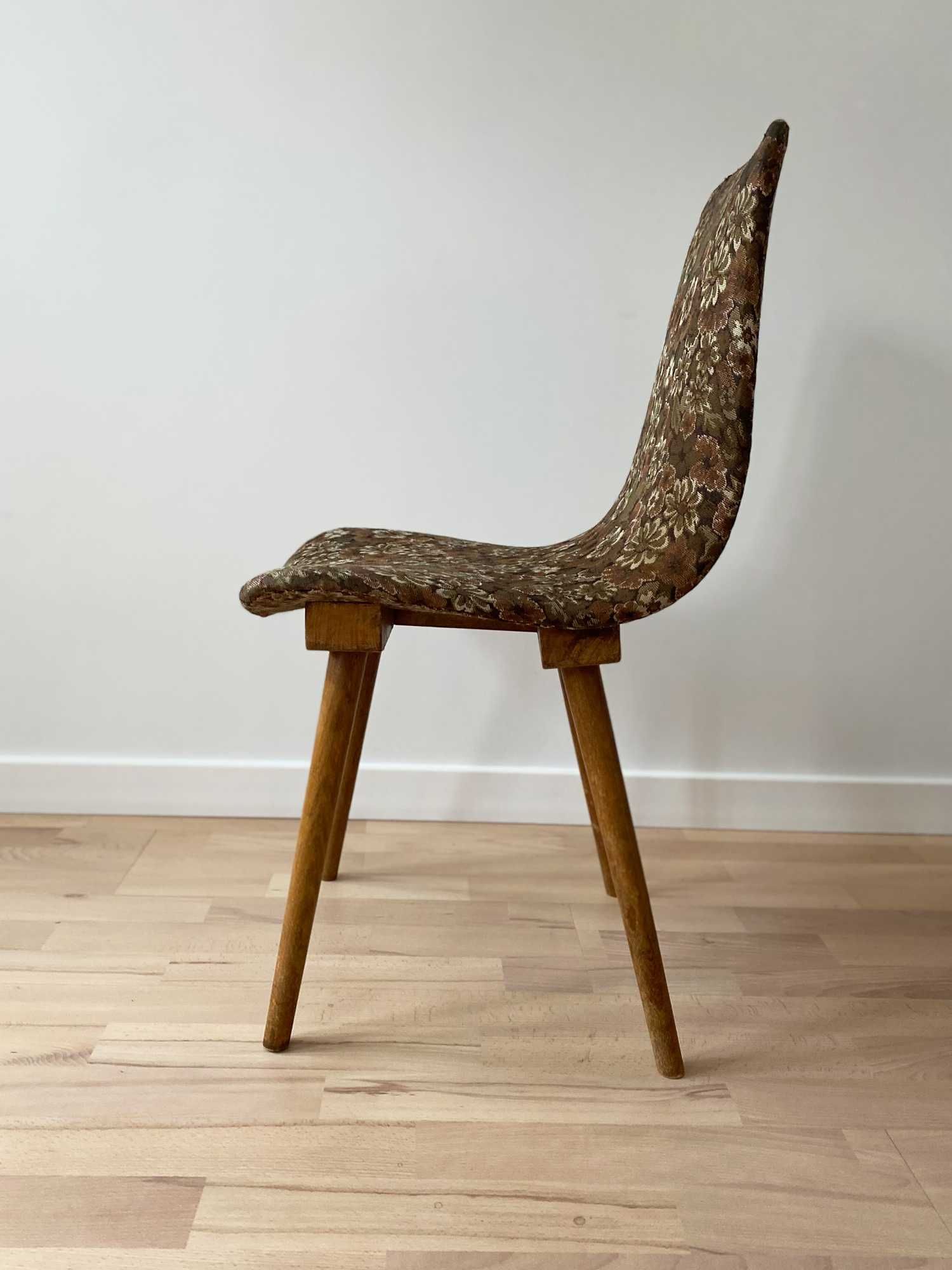 Krzesło krzesła Fameg vintage PRL taciperowane drewniane