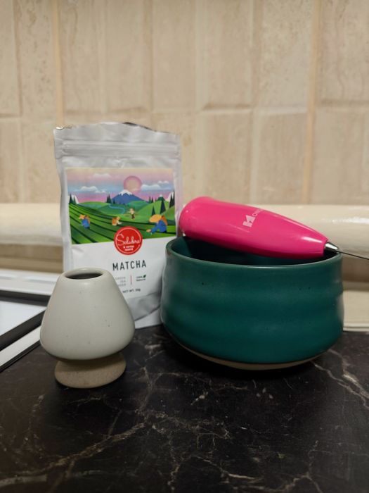 чаван (чаша) та кусеонаші (підставка для вінчика) +капучинатор і матча