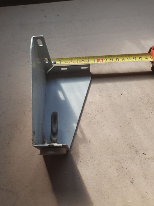 Ножки с регулировкой, сливной бачёк.